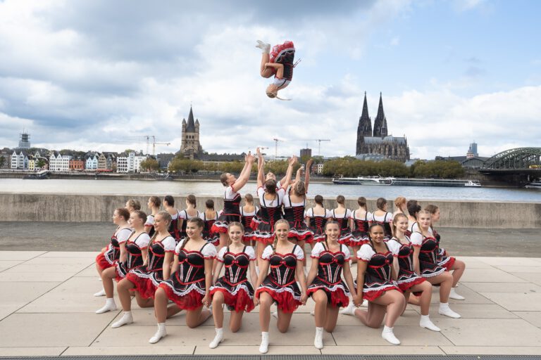 Kölner Paulinchen vor Kölner Dom 2024, Foto von Daniel Ruedell