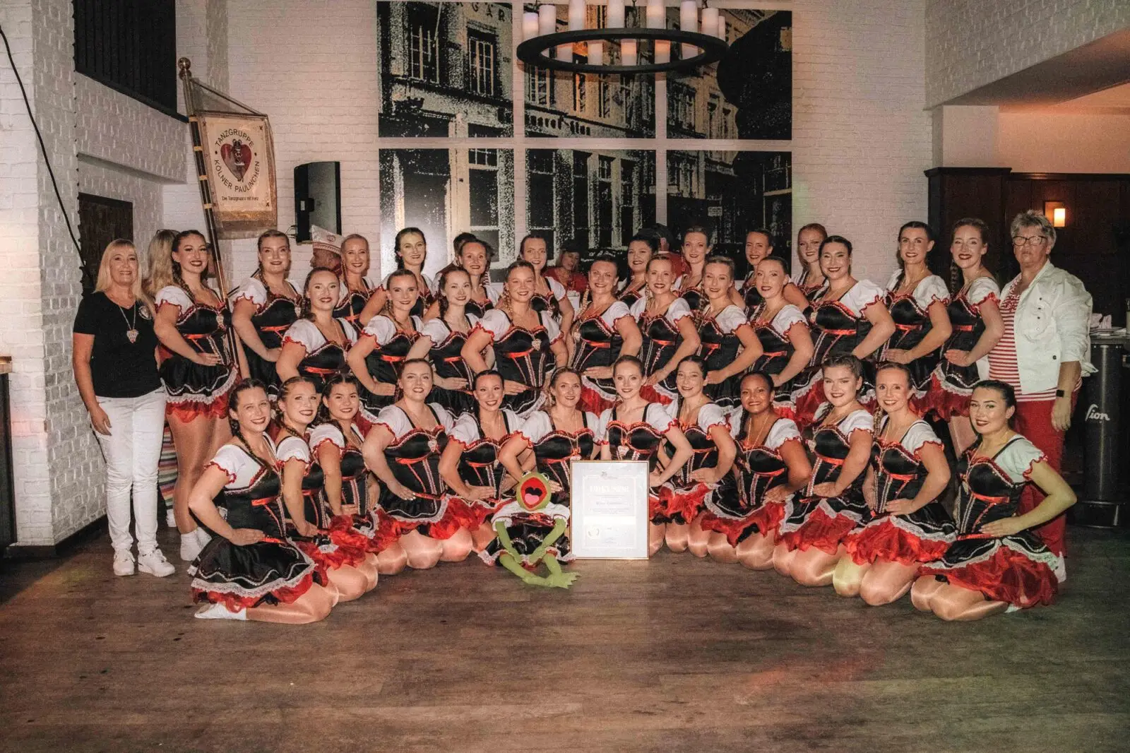 Löstige Paulaner Gruppenbild Paulinchen mit Urkunde "Original Kölsche Tanzgruppe Foto: Sabrina Backofen