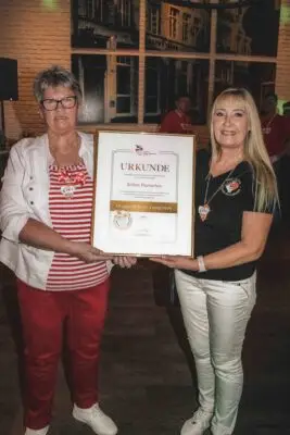 Löstige Paulaner Doris Rützel und Kerstin Großmann mit Urkunde "Original Kölsche Tanzgruppe Foto: Sabrina Backofen