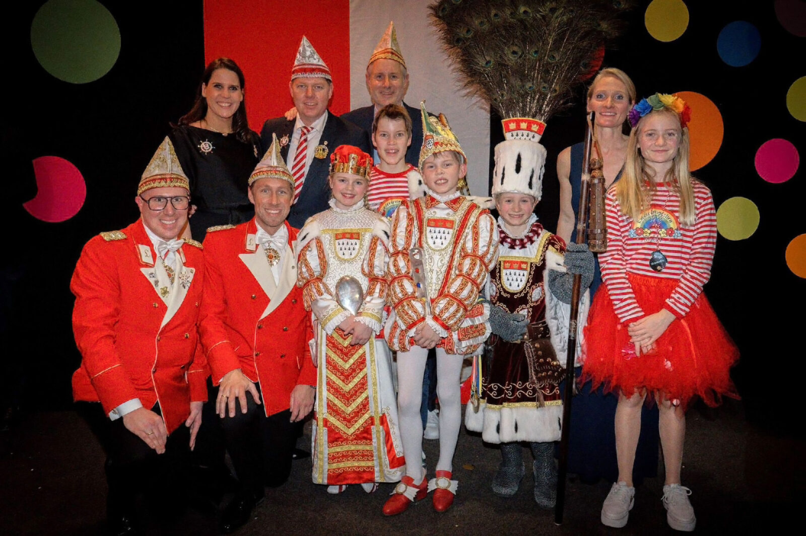 Löstige Paulaner Gruppenbild mit Kinderdreigestirn Foto: Sabrina Backofen