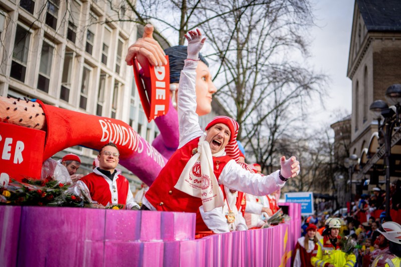 Loestige-Paulaner_Rosenmontagszug_2024_Sabrina_Backofen_082